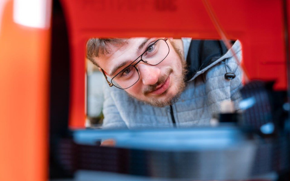 Medewerker ICT Support in opleiding achter 3D printer