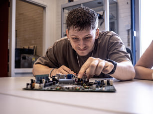 ICT 2025 1 ICT student in de klas met computerplaat