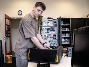 ICT 2025 7 ICT student met computerkast
