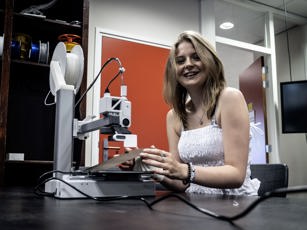 ICT 2025 22 ICT Studente met apparaat