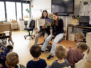PW P1064888 Juli 2025 Studenten Pedagogisch Werk lezen voor aan de kinderen