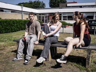 ICT 2025 21 ICT studenten buiten op een bankje