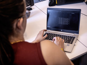 ICT 2025 16 Student achter laptop