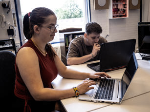 ICT 2025 13 Twee ICT studenten in de klas