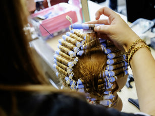 Close up van het zetten van rollers in het haar