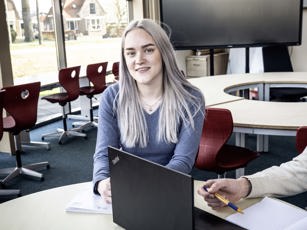 Studente vavo samen met klasgenoten