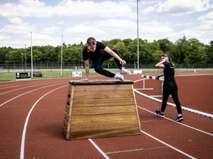 Student Handhaving springt over gymtoestel