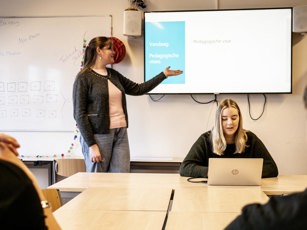 Onderwijsassistent geeft presentatie