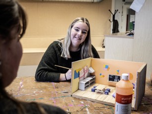Studente Onderwijsassistent bij creatieve vakken
