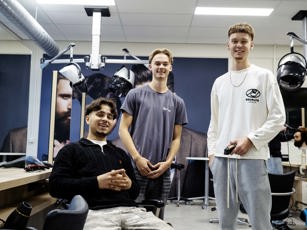 Studenten barbier tijdens de les