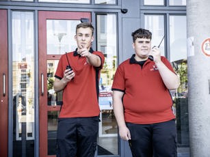 Studenten beveiliging voor de ingang