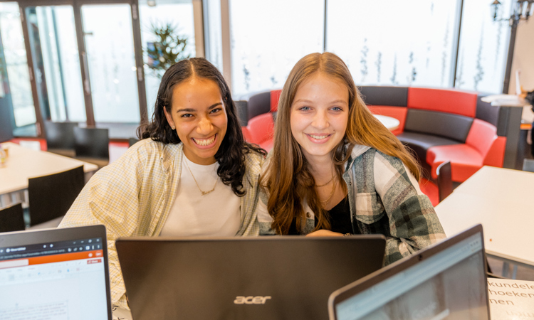 Dc Briana Ten Lande En Amy Bos Pedagogisch Medewerker Niveau 3 Iris Sijbom Fotografie 2023 Ir102805