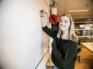Student Onderwijsassistent schrijft op whiteboard