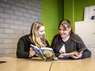 Studenten onderwijsassistent met kinderboeken