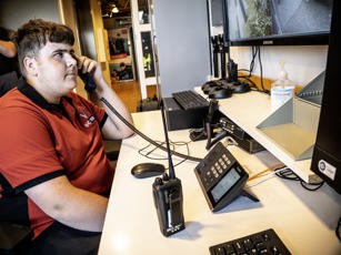 Student beveiliging is aan het telefoneren