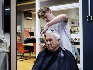 Student barbier aan het knippen