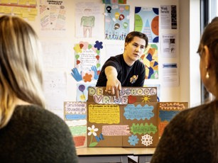 Student Onderwijsassistent presenteert en geeft uitleg