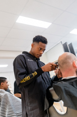 Haarstylist Heer Salonmanager Heer Student Muhammed Ndayisaba Drenthe College Iris Sijbom Fotografie 2023 IR106164 Haarstylist Heer Salonmanager Heer Student Muhammed Ndayisaba Drenthe College Iris Sijbom Fotografie 2023 IR106164