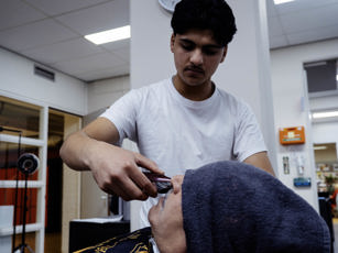 Barbier is de snor aan het trimmen van de klant