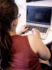 ICT student achter laptop