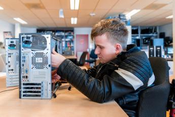 Medewerker ICT Support, Iris Sijbom 2022 (14) Medewerker ICT Support, Iris Sijbom 2022 (14)