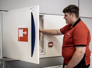 Student beveiliging checkt brandslang