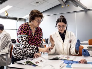Vavo student met docent in de klas