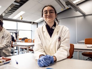 Vvao student in de klas kijkt in de camera