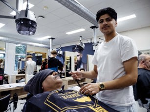 Baard scheren tijdens de opleiding barbier