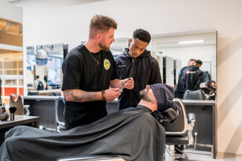 Haarstylist Heer Salonmanager Heer Student Muhammed Ndayisaba Drenthe College Iris Sijbom Fotografie 2023 IR106204 Verbeterd NR Haarstylist Heer Salonmanager Heer Student Muhammed Ndayisaba Drenthe College Iris Sijbom Fotografie 2023 IR106204 Verbeterd NR