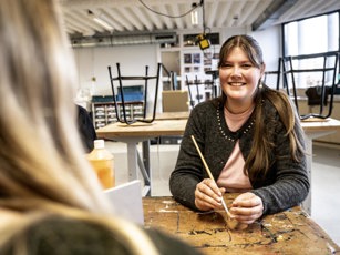 Student Onderwijsassistent met kwast