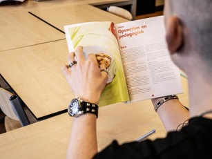 Inkijkje lesboek opleiding Onderwijsassistent