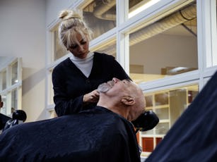 Barbier studente tijdens de les