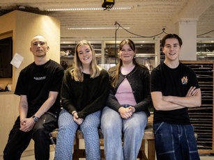Studenten Onderwijsassistent kijkend in de camera