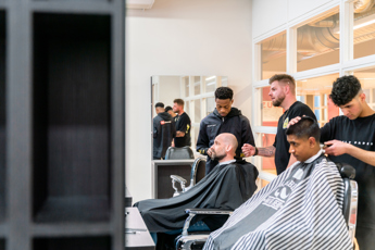 Haarstylist Heer Salonmanager Heerstudent Wail Balasini & Muhammed Ndayisaba Drenthe College Iris Sijbom Fotografie 2023 IR204249 Haarstylist Heer Salonmanager Heerstudent Wail Balasini & Muhammed Ndayisaba Drenthe College Iris Sijbom Fotografie 2023 IR204249