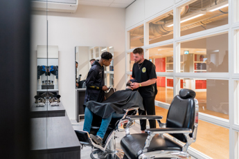 Haarstylist Heer Salonmanager Heer Student Muhammed Ndayisaba Drenthe College Iris Sijbom Fotografie 2023 IR106199 Verbeterd NR Haarstylist Heer Salonmanager Heer Student Muhammed Ndayisaba Drenthe College Iris Sijbom Fotografie 2023 IR106199 Verbeterd NR