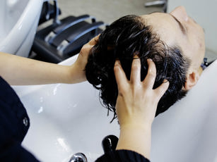 Haren wassen tijdens opleiding haarstylist