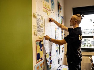 Student Onderwijsassistent bij prikbord