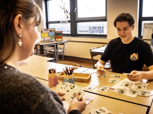 Studenten Onderwijsassistent doen samen kaartspel