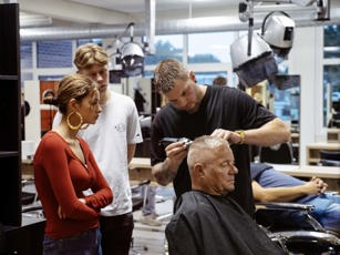 Barbier studenten krijgen instructie tijdens de les