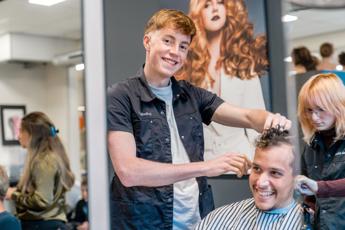 004 Haarstylist Salonmanager Heer Drenthe College Iris Sijbom Fotografie 2022 IR108793 004 Haarstylist Salonmanager Heer Drenthe College Iris Sijbom Fotografie 2022 IR108793
