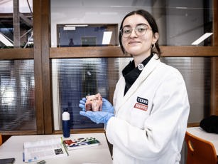 Vavo student met hart in haar handen