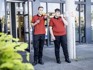 Studenten mbo beveiliging praten in walkie talkie