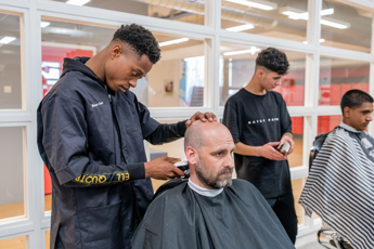Haarstylist Heer Salonmanager Heer Student Muhammed Ndayisaba & Wail Balasini Student Muhammed Ndayisaba Drenthe College Iris Sijbom Fotografie 2023 IR106153 Haarstylist Heer Salonmanager Heer Student Muhammed Ndayisaba & Wail Balasini Student Muhammed Ndayisaba Drenthe College Iris Sijbom Fotografie 2023 IR106153