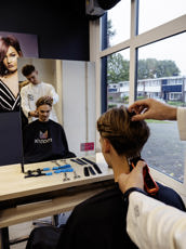 Inkijkje via spiegel naar werk van barbier