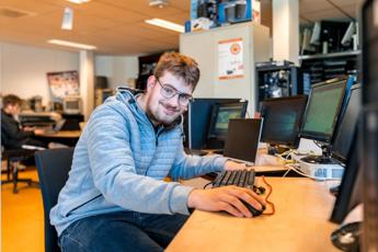 Medewerker ICT Support, Iris Sijbom 2022 (13) Medewerker ICT Support, Iris Sijbom 2022 (13)