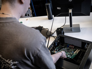 Student haalt plaat uit de computer