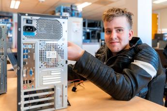 Medewerker ICT Support, Iris Sijbom 2022 (15) Medewerker ICT Support, Iris Sijbom 2022 (15)