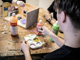 Verven in handvaardigheidslokaal