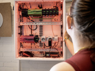 Student met computerapparatuur